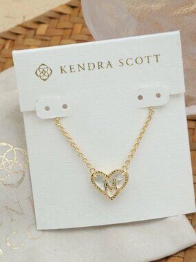 Kendra Scott Ari Heart Letter M Necklace Mother-of-Pearl Gold